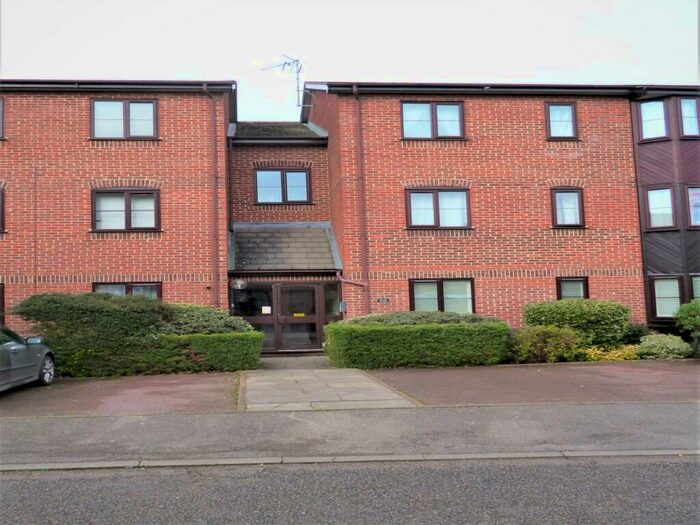 2 Bedroom Flat To Rent In Poets Chase, Aylesbury, HP21