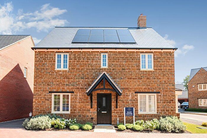 4 Bedroom Detached House For Sale In Middleton Meadows, Banbury, OX17