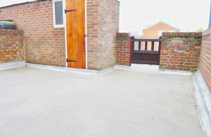 3 Bedroom Flat To Rent In Harcourt Road, Bushey, WD23