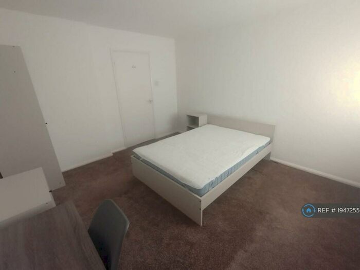 3 Bedroom Flat To Rent In St. Matthews Close, Exeter, EX1