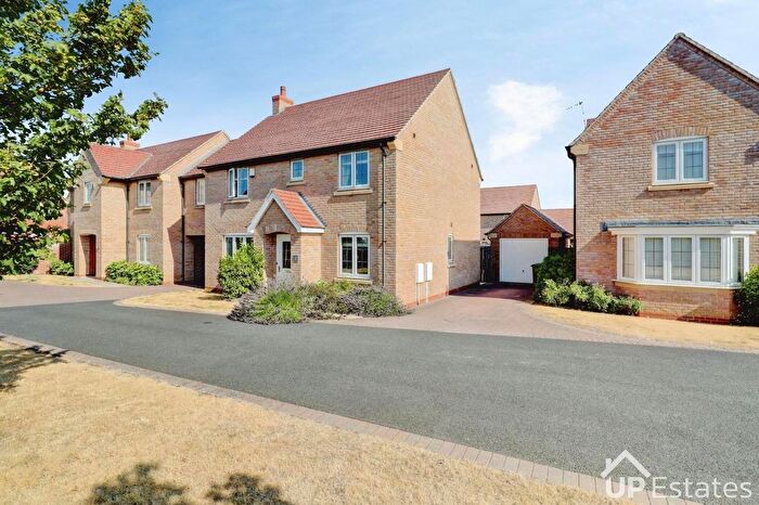 4 Bedroom Link Detached House For Sale In Hallaton Close, Cawston, Rugby, CV22
