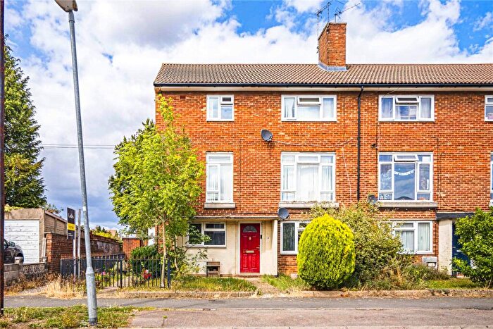 3 Bedroom Maisonette For Sale In Hobletts Road, Adeyfield, Hemel Hempstead, Hertfordshire, HP2