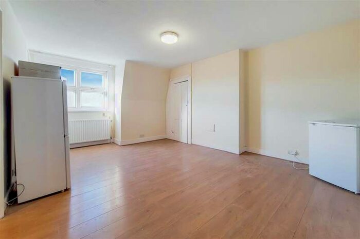 Flat To Rent In Dalton Street, West Norwood, SE27