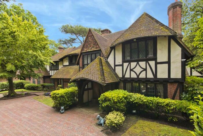 5 Bedroom Detached House To Rent In Silverdale Avenue, Ashley Park, Walton-on-Thames, Surrey, KT12