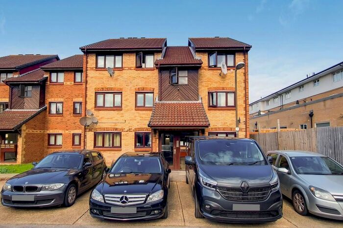2 Bedroom Flat To Rent In Veronica Gardens, Streatham Vale, London, SW16