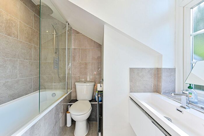Studio For Sale In Fitzneal Street, East Acton, London, W12