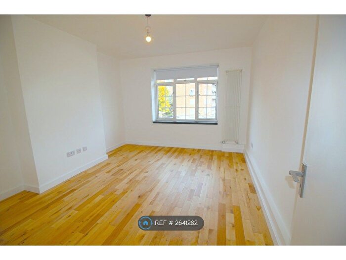 3 Bedroom Flat To Rent In Davidson Gardens, London, SW8
