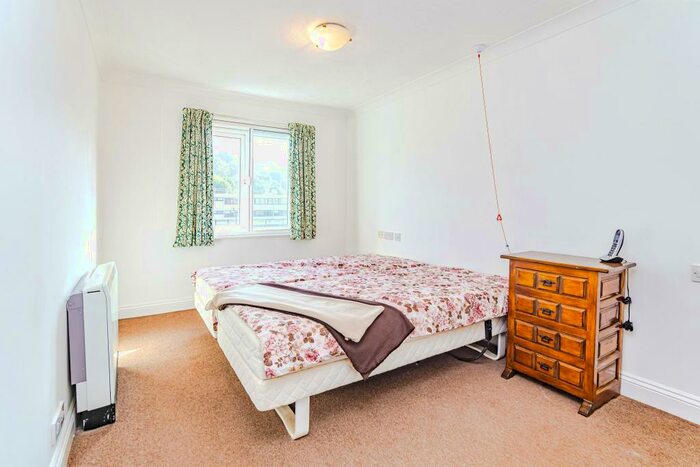 1 Bedroom Flat For Sale In Pegasus Court, Stafford Road, Caterham, Surrey, CR3