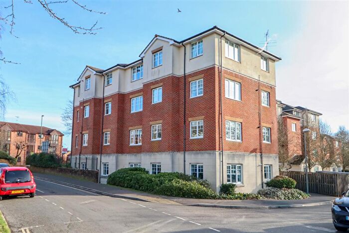 2 Bedroom Flat For Sale In Kennedy Road, Horsham, RH13