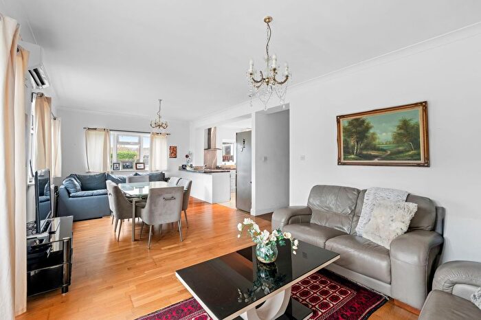 3 Bedroom Detached Bungalow For Sale In Princes Avenue, South Croydon, CR2