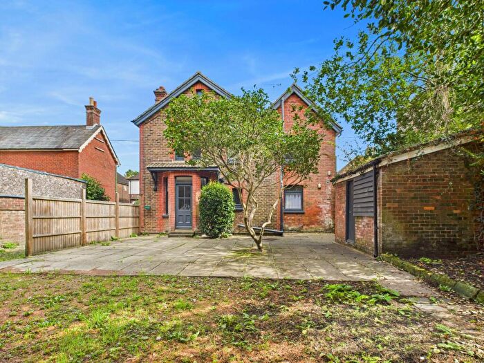 4 Bedroom Detached House For Sale In Malthouse Road, Crawley, RH10