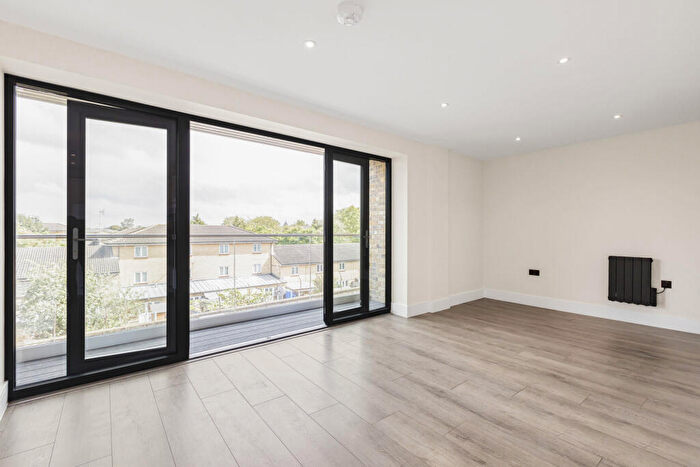 2 Bedroom Apartment To Rent In Glebe Road, London, E8