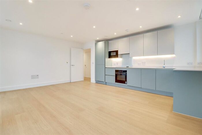 2 Bedroom Flat To Rent In Herne Hill Road, London, SE24