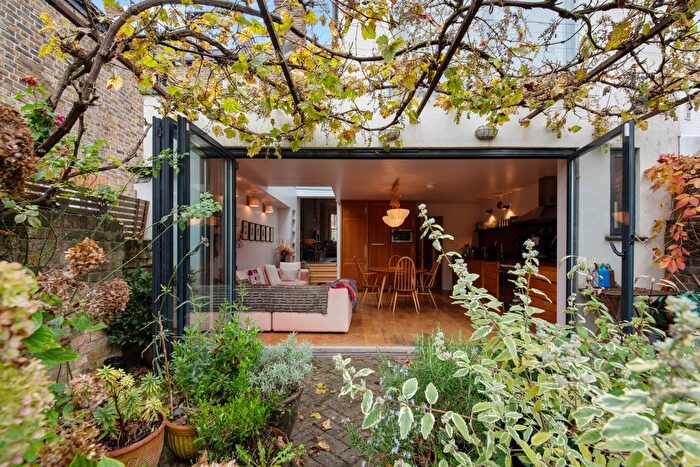 4 Bedroom Terraced House To Rent In Wolseley Gardens, Grove Park, W4