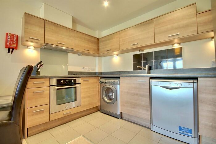 2 Bedroom Flat To Rent In Cross Street, Portsmouth, PO1