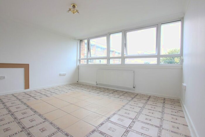 3 Bedroom Maisonette To Rent In Blossom Lane, Enfield, EN2