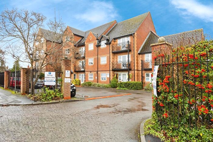 2 Bedroom Flat For Sale In Northcourt Avenue, Reading, RG2