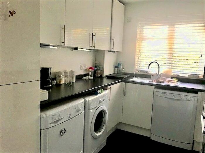 1 Bedroom Flat To Rent In The Avenue, Worcester Park, KT4