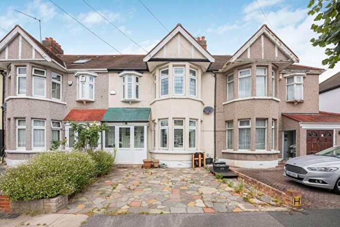 3 Bedroom Terraced House To Rent In Ilford, IG5