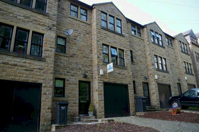 3 Bedroom Town House To Rent In Chapel Lane, Halifax, HX3