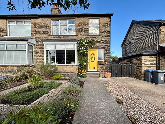 3 Bedroom Semi-Detached House For Sale In Fieldway, Clayton, Bradford, BD14