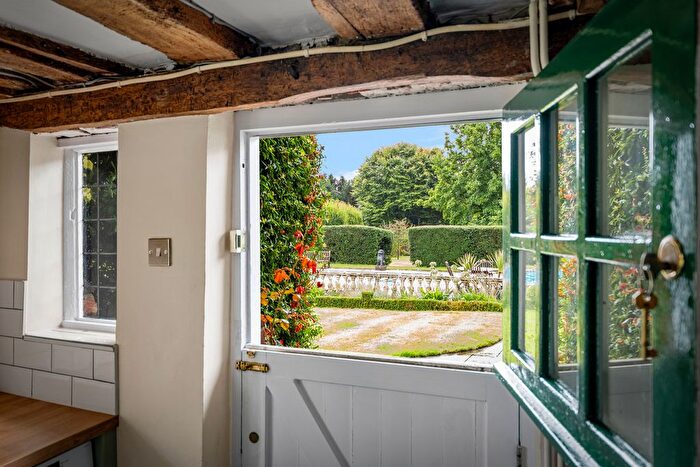 2 Bedroom Cottage To Rent In High Street, Redhill, RH1