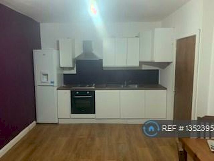 2 Bedroom Flat To Rent In Oaks Lane, Ilford, IG2