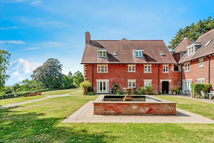 2 Bedroom Flat For Sale In Holmesdale Park, Nutfield, Redhill, RH1
