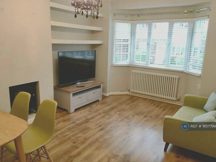 2 Bedroom Maisonette To Rent In St. Michael's Close, London, N12