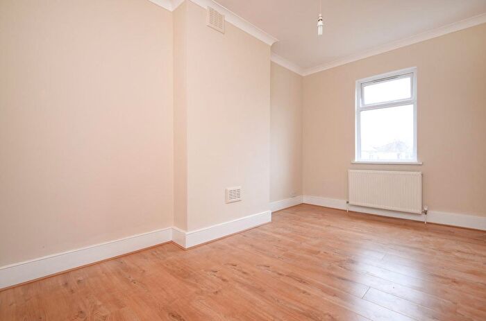 2 Bedroom Flat To Rent In Manor Lane, London, SE12
