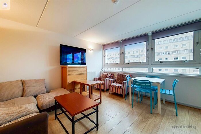 4 Bedroom Flat To Rent In Turpin House, Strasburg Road, Battersea Park, SW11