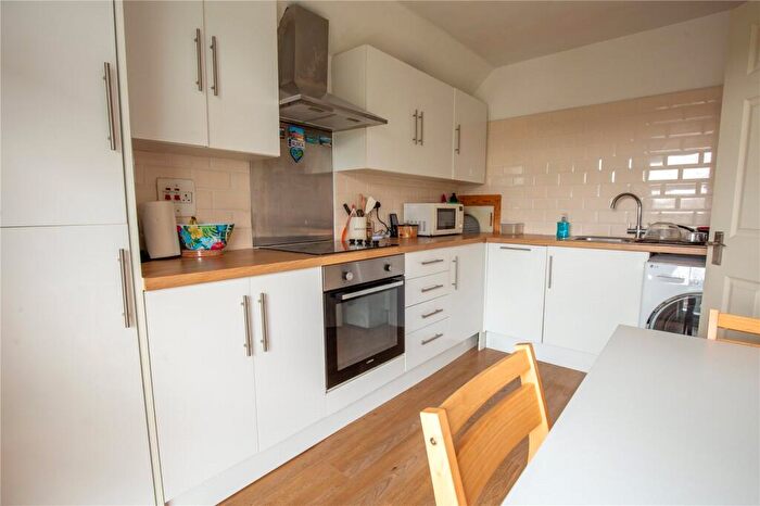 2 Bedroom Apartment For Sale In Trendlewood Park, Bristol, BS16