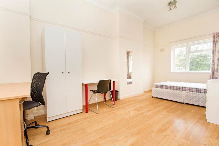 5 Bedroom Apartment To Rent In Parson Street, Hendon, London, NW4