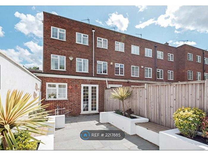 3 Bedroom Terraced House To Rent In Blenheim Gardens, Kingston Upon Thames, KT2