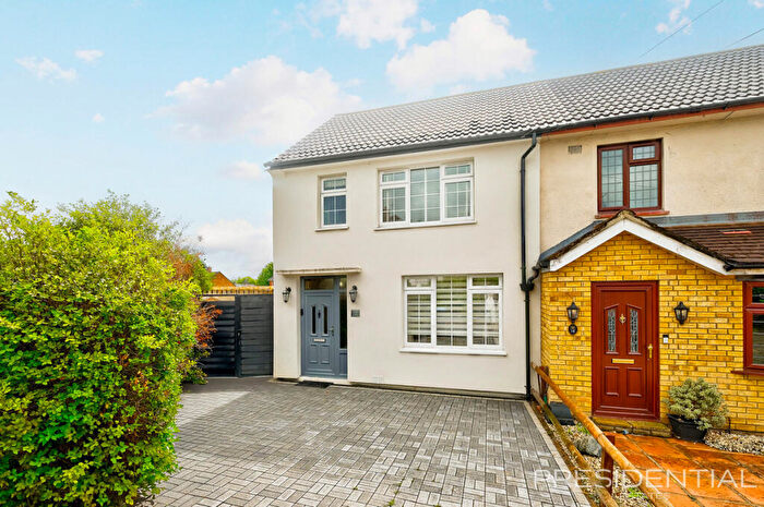 4 Bedroom End Of Terrace House For Sale In Crossfields, Loughton, IG10