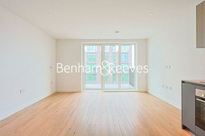 1 Bedroom Flat To Rent In Cedrus Avenue, Southall, UB1