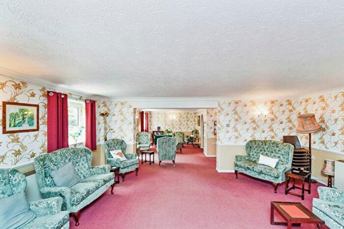 1 Bedroom Flat For Sale In Regal Court (Warminster), Warminster, BA12