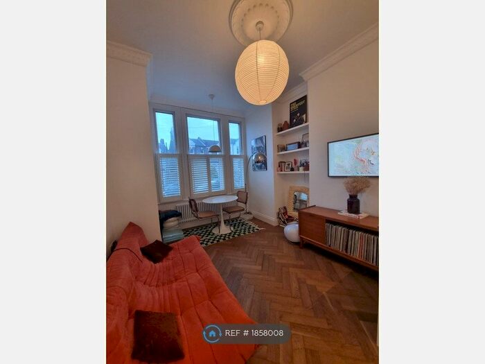 2 Bedroom Flat To Rent In Auckland Hill, London, SE27