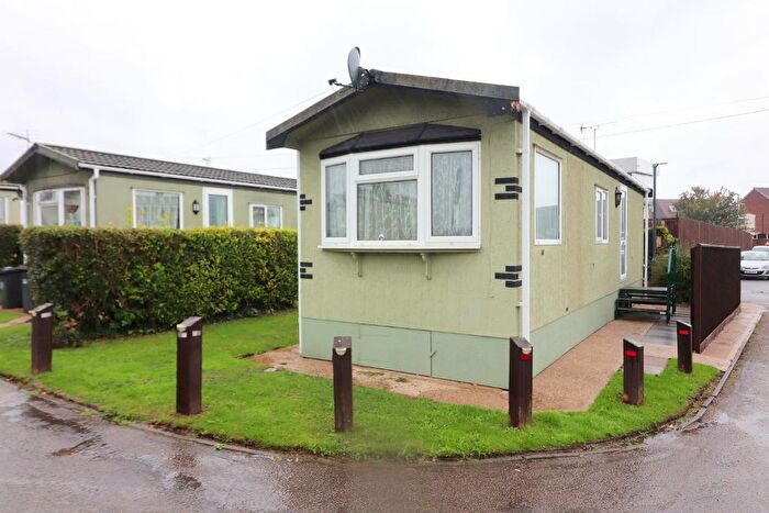 1 Bedroom Park Home To Rent In Nursery Road, Luton, Bedfordshire, LU3