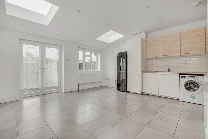 3 Bedroom End Of Terrace House To Rent In Tivoli Road, Knight's Hill, SE27