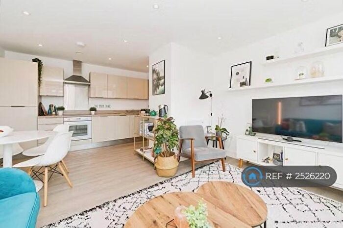 1 Bedroom Flat To Rent In Park House, New Malden, KT3