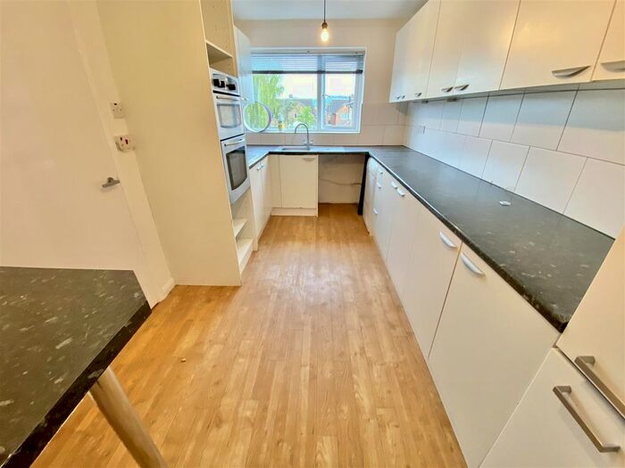 3 Bedroom Flat To Rent In Windsor Parade, Windsor Road, Barton-Le-Clay, Bedford, MK45