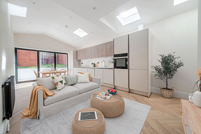 3 Bedroom Flat For Sale In Thurlow Hill, West Dulwich, London, SE21