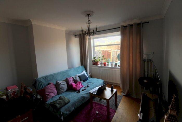 2 Bedroom Maisonette To Rent In Pinewood Avenue, Uxbridge, UB8