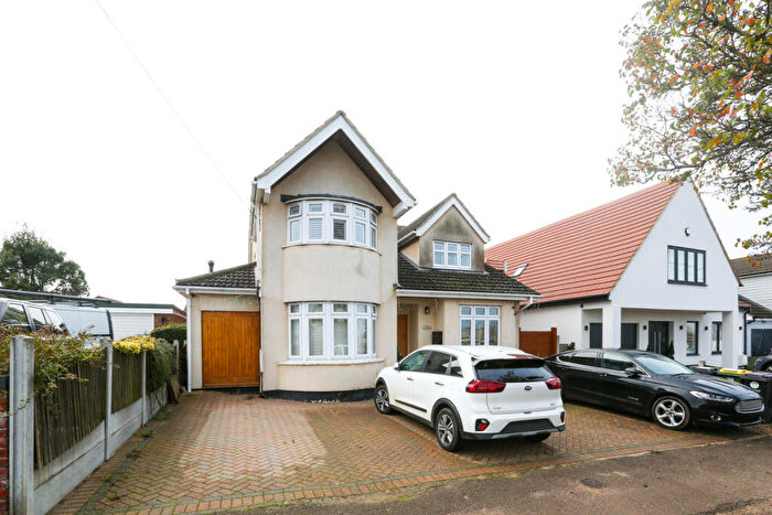 5 Bedroom Detached House For Sale In Louis Drive, Rayleigh, SS6