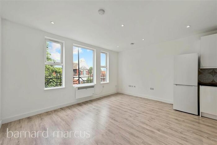 4 Bedroom Flat To Rent In Central Road, Worcester Park, KT4