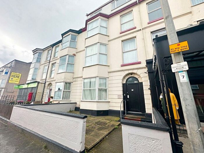 1 Bedroom Flat To Rent In Marine Road, Pensarn, LL22