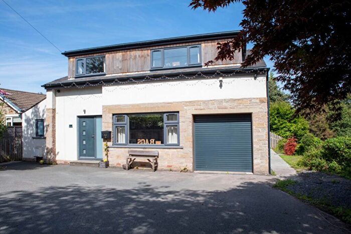 4 Bedroom Detached House For Sale In Bradford Road, Oakenshaw, Bradford, BD12