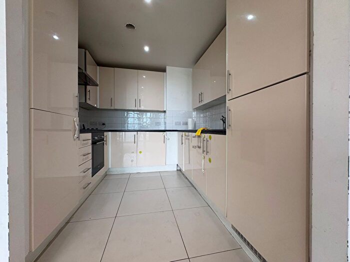 2 Bedroom Flat To Rent In Station Approach, Hayes, UB3