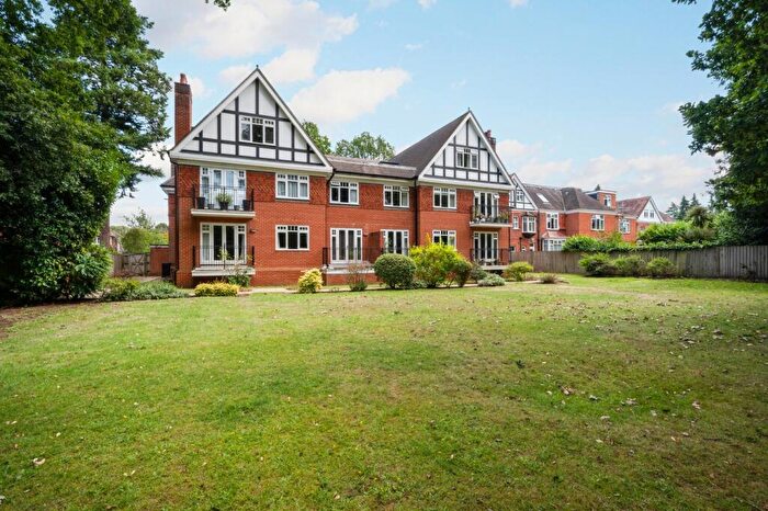 2 Bedroom Apartment For Sale In Woodland Grove, Weybridge, KT13